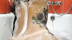 Пылкая леди Aspasia принимает ванную