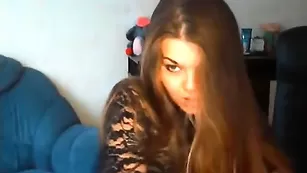 Нежная бабенка kisszkissaa демонстрирует свои прелести