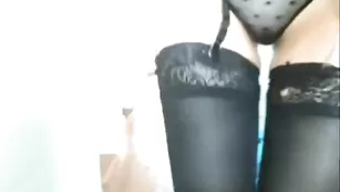 Самка с большой попой лижет дилдо Clairebelle