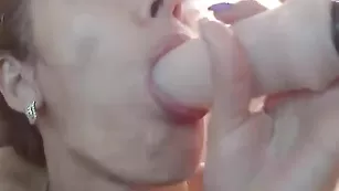 Распутная цыпочка angelina91 облизывает страпон