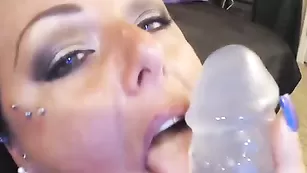 Загорелая кобыла Sindjetaime слюнявит резиновый хуй