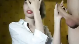 Пошлая сучка AMbdsm делает минетик