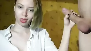 Пошлая сучка AMbdsm делает минетик