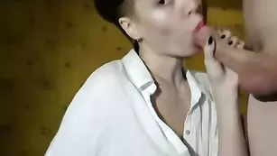 Пошлая сучка AMbdsm делает минетик