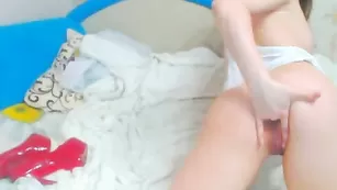 Кокетливая сучка smileygirl мастурбирует пизденку