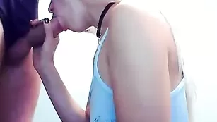 Блонда Viki454551 хорошенько сосет хуй