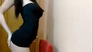 Русская сучка sashkaa22 раздевается и трахает дырочки