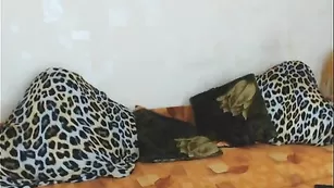 Шикарная сучка milanabeast энергично дрочит пизду