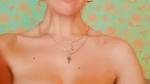 Блестящая FireFoxGirl трахает влажную попку