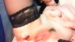 Строптивая курва rizzik ебет очко пальчиками