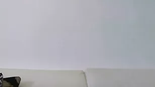 Бабенка в стрингах соблазняет большими сиськами