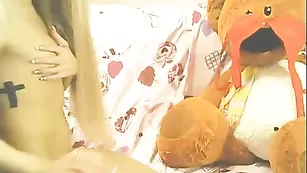 Татуированная шлюшка kuklovodka позирует голенькая