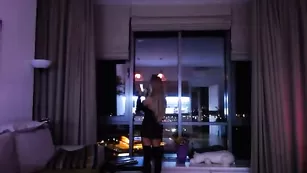 Загорелая бестия демонстрирует силиконовые сиси ariannasecret