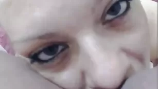 Пошлая штучка Thebadlittleone эротично облизывает хуй