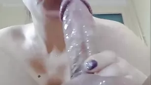 Пошлая штучка Thebadlittleone эротично облизывает хуй