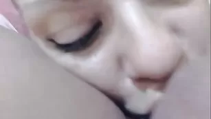 Пошлая штучка Thebadlittleone эротично облизывает хуй