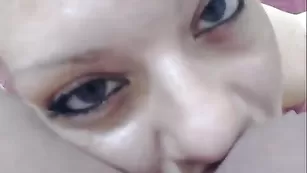 Пошлая штучка Thebadlittleone эротично облизывает хуй