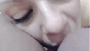 Пошлая штучка Thebadlittleone эротично облизывает хуй