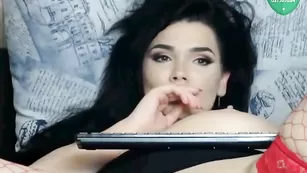 Дивная сучка AriaMorgan ебет анал