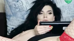 Дивная сучка AriaMorgan ебет анал