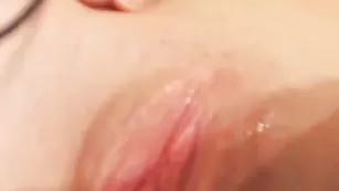 Худенькая шлендра vanilopa теребит половые губки