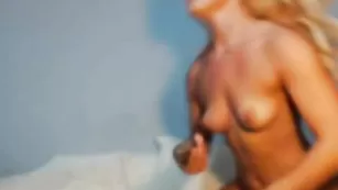 Сочная цыпочка vikykiwi развлекается в привате