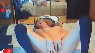 Обнаженная сучка VitaminkaXxX шалит с секс игрушкой