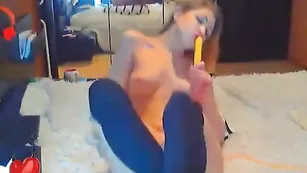 Обнаженная сучка VitaminkaXxX шалит с секс игрушкой