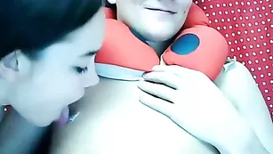 Захватывающая малая Leonzi сосет хуй