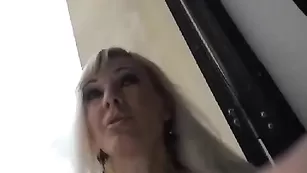 Шальная красавица FFFFF234 шалит с секс игрушкой