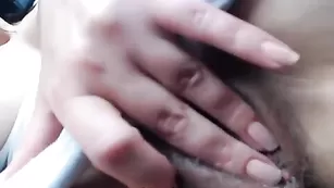 Пылкая сучка Atevsone_girl трахает пизду в машине