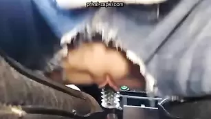 Пошлая сучка BigLips присела пиздой на ручку КПП