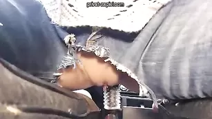 Пошлая сучка BigLips присела пиздой на ручку КПП