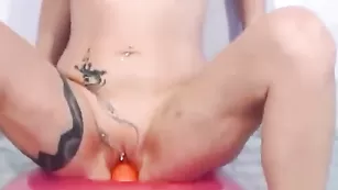 Мамочка LyalyaX дрочит пизду и глотает дилдо