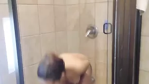 Шикарные дамы Lucy_play развлекаются в ванне