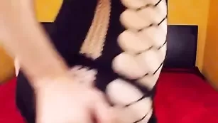 Прелестная модель SexDancer сует пальчики в очко