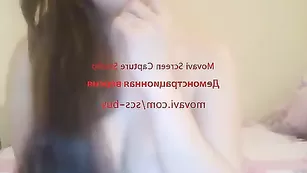 Молодая сучка Jasmine1995 лижет большие сосочки