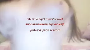 Молодая сучка Jasmine1995 лижет большие сосочки