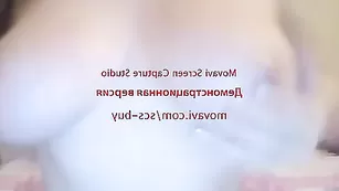 Молодая сучка Jasmine1995 лижет большие сосочки