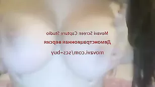 Молодая сучка Jasmine1995 лижет большие сосочки