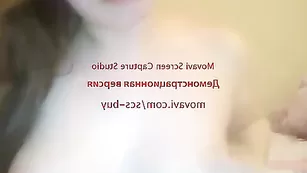 Молодая сучка Jasmine1995 лижет большие сосочки