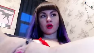 Татуированная баба linalalala демонстрирует пизду