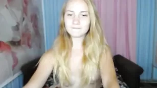 Развратная самка EllisonOne демонстрирует свое тело