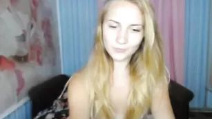 Развратная самка EllisonOne демонстрирует свое тело