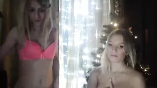 Две шлюшки KillerTitsX2 шалят во фри