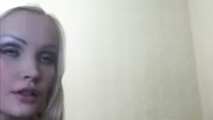 Жаркая соска pinkdiamond облизывает дилдо