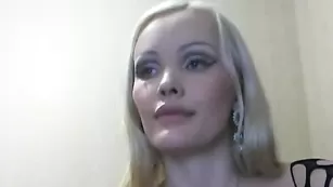 Жаркая соска pinkdiamond облизывает дилдо