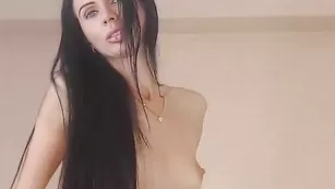 Пылкая барышня rozeamore трахает свои дырочки