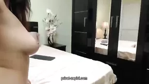 Строптивая куколка SuperbBianca теребит половые губки