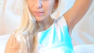 Топовая курва elfiiyka ласкает пизденку